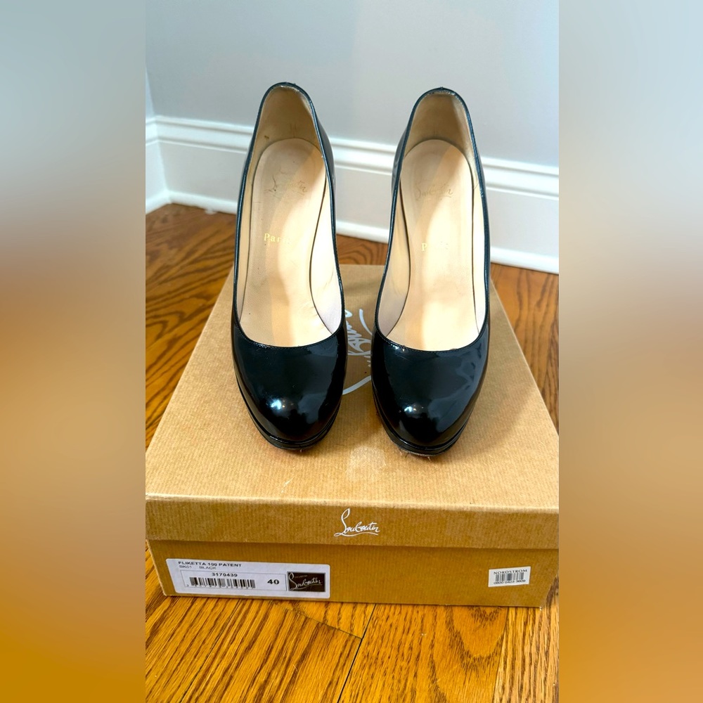 Christian Louboutin Classic Patent leather round toe heel. Size 40